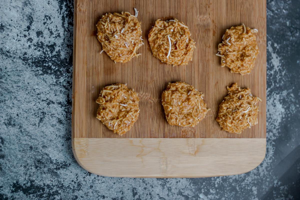 Keto No-Bake Peanut Butter Cookie Bites - A mouth-watering, delicious food with every bite! Filled with natural peanut butter and coconut flakes, this easy protein-packed snack is all you need.