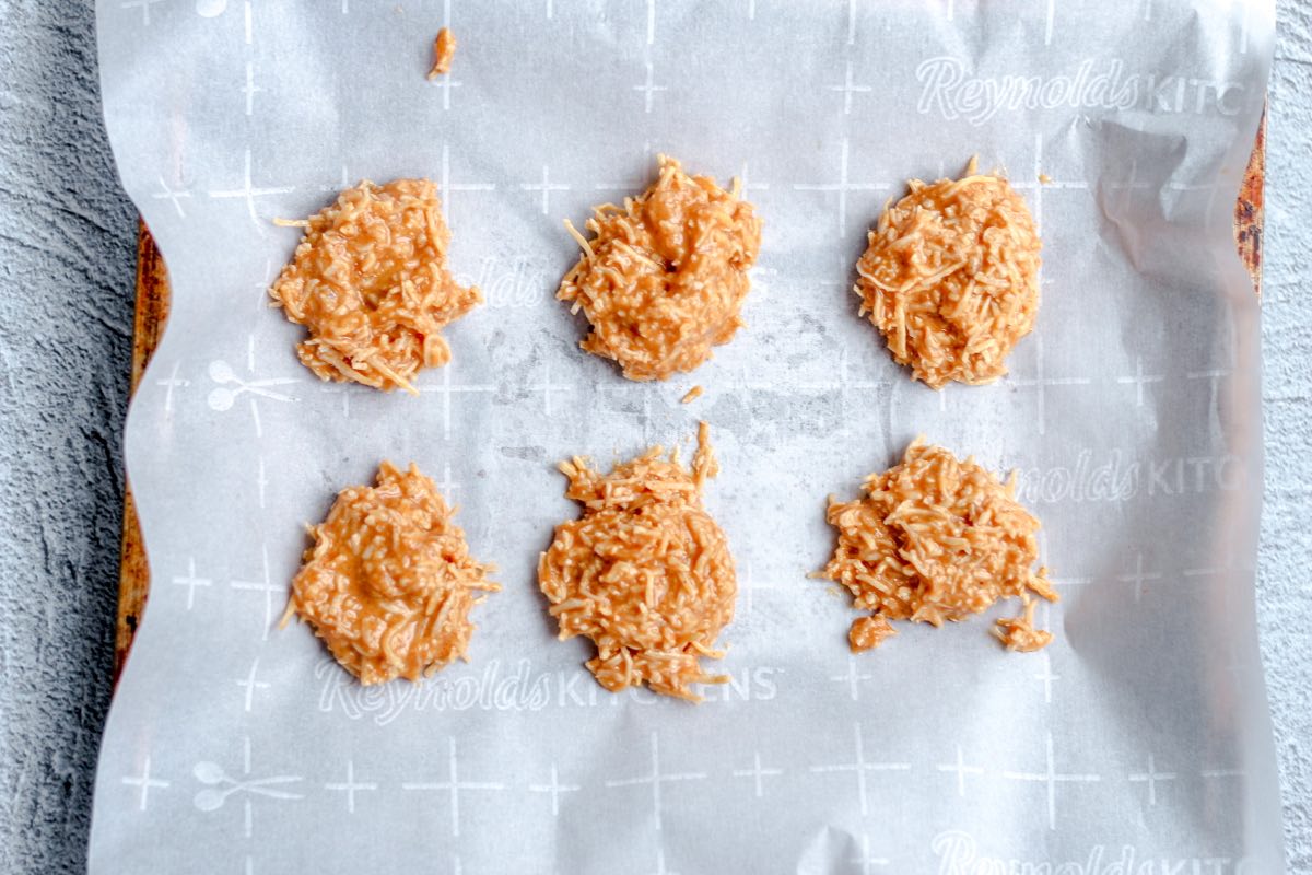 Keto No-Bake Peanut Butter Cookie Bites - A mouth-watering, delicious food with every bite! Filled with natural peanut butter and coconut flakes, this easy protein-packed snack is all you need.