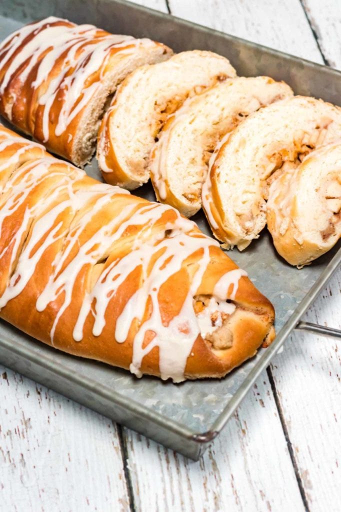 Looking for the most delicious moist cinnamon apple bread recipe? Look no further! This tasty apple cinnamon bread topped with maple will be this season's favorite!