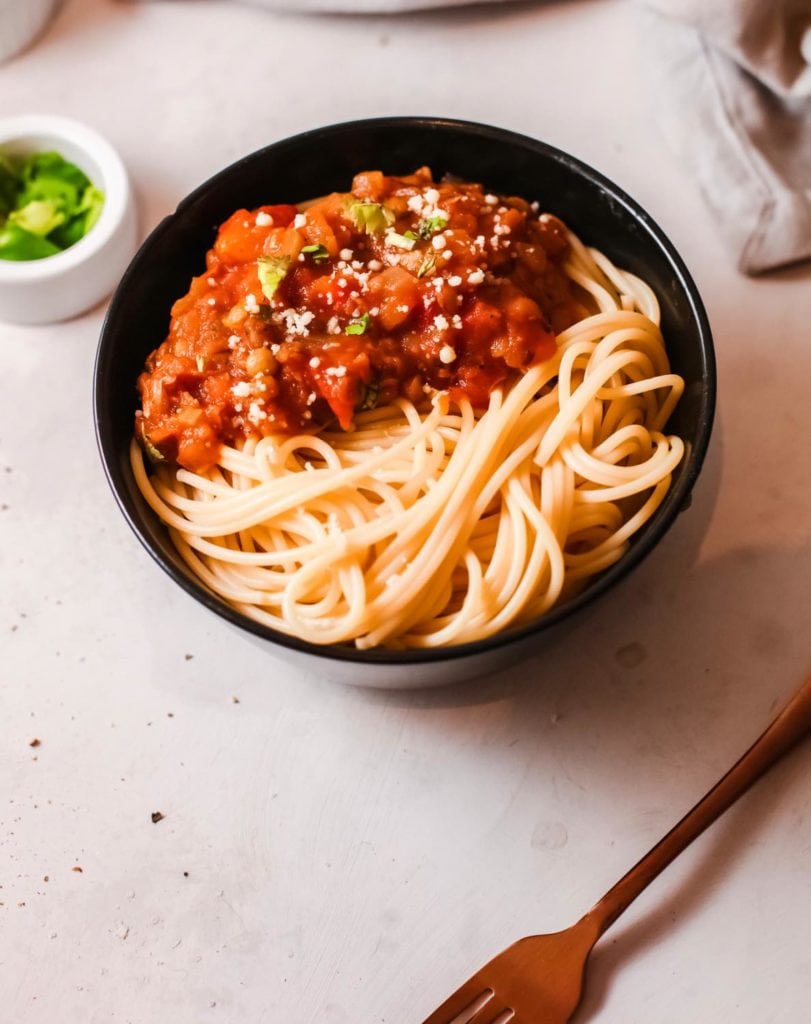 This delicious Instant Pot spaghetti bolognese will add a hearty feel to your dining table this season. Its aroma from the meat and vegetables will fill your home and entice everyone to the dining table.