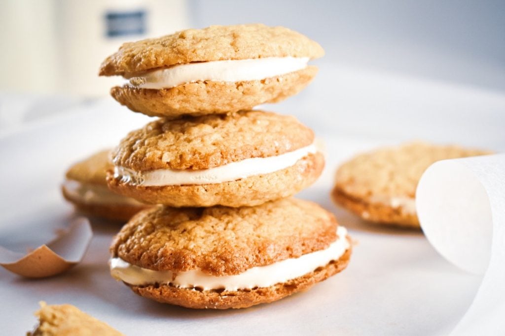 Easy Homemade Whiskey Oatmeal Cream Pies recipe: These delicious oatmeal cookies will not be forgotten soon. They are sandwiched together with refreshing whiskey marshmallow cream to create the perfectly soft oatmeal cookie dessert.