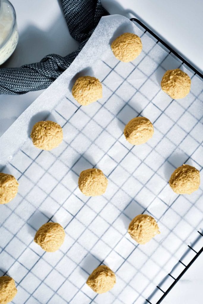 Easy Homemade Whiskey Oatmeal Cream Pies recipe: These delicious oatmeal cookies will not be forgotten soon. They are sandwiched together with refreshing whiskey marshmallow cream to create the perfectly soft oatmeal cookie dessert.