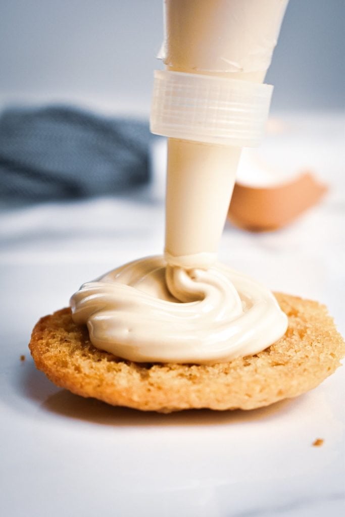 Easy Homemade Whiskey Oatmeal Cream Pies recipe: These delicious oatmeal cookies will not be forgotten soon. They are sandwiched together with refreshing whiskey marshmallow cream to create the perfectly soft oatmeal cookie dessert.