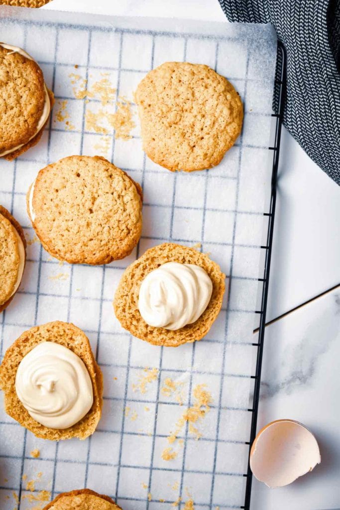 Easy Homemade Whiskey Oatmeal Cream Pies recipe: These delicious oatmeal cookies will not be forgotten soon. They are sandwiched together with refreshing whiskey marshmallow cream to create the perfectly soft oatmeal cookie dessert.