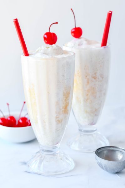 Looking for a delicious and boozy drink recipe for fall? You'll love this boozy spiked apple cider float. It is sooo good that it'll become your go-to cocktail for parties, birthdays, and even brunch!