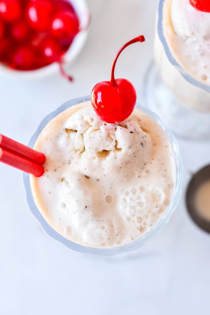 You can't say no to cold and refreshing Spiked Apple Cider Floats! These cocktails are the perfect drinks for thanksgiving, parties, happy hour, and even brunch.