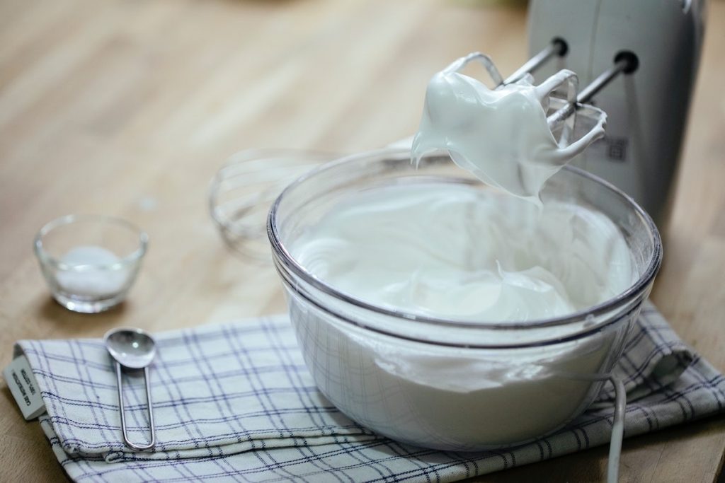 ¿Cuántas onzas hay en medio litro de crema agria?