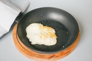 how to fry an egg