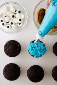 Cookie Monster Cupcakes Tutorial - wilton tip 233