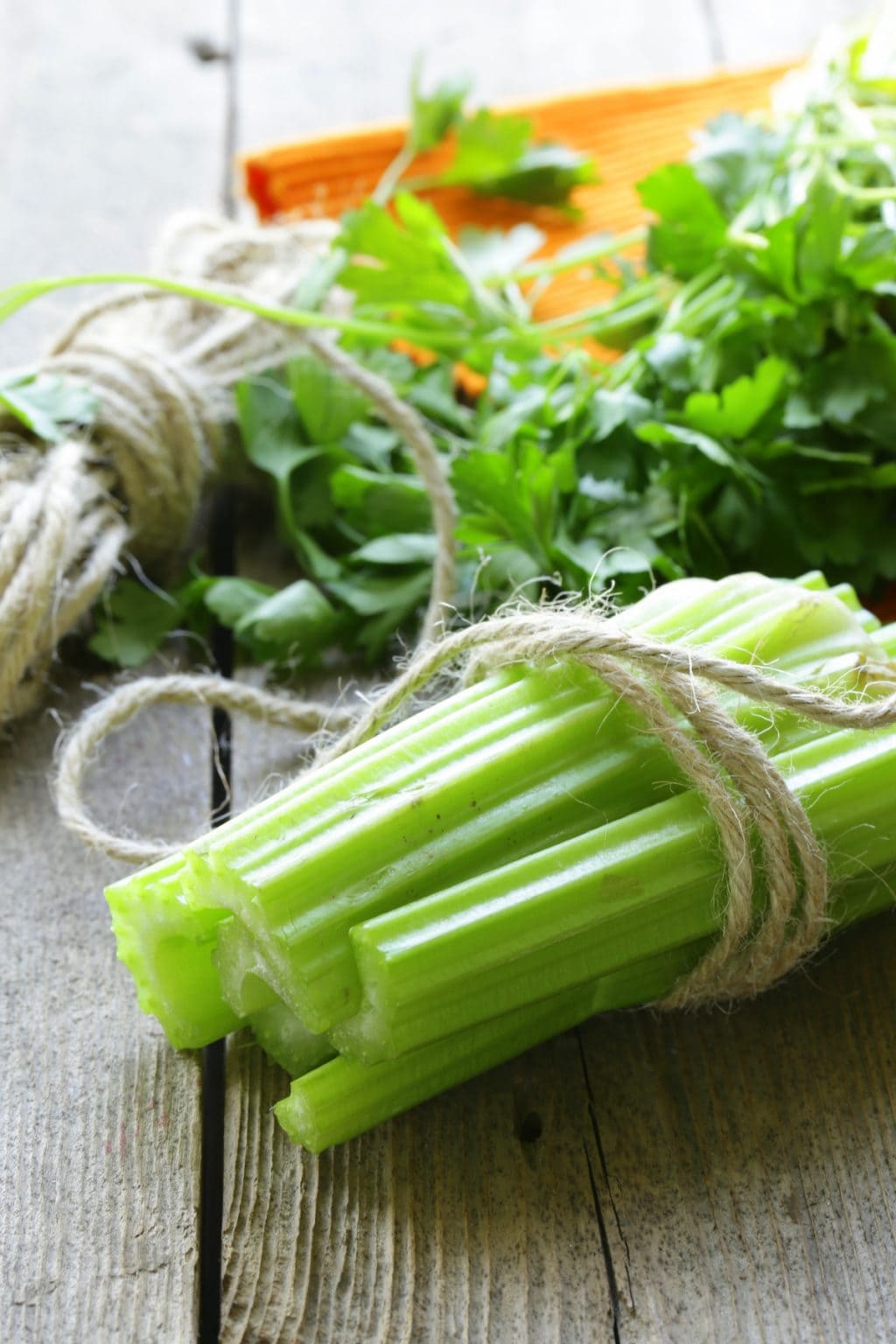 What Does Celery Taste Like? Sweet? Bitter? (Detailed Guide)