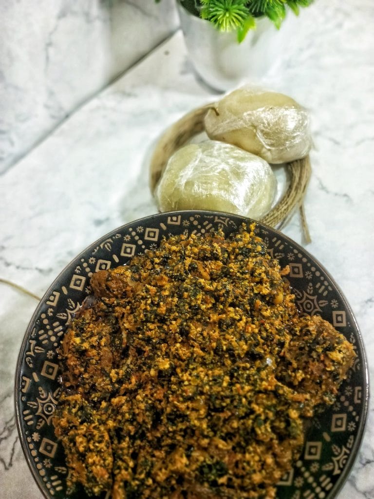 Sopa nigeriana de hojas amargas (Ofe Onugbu)