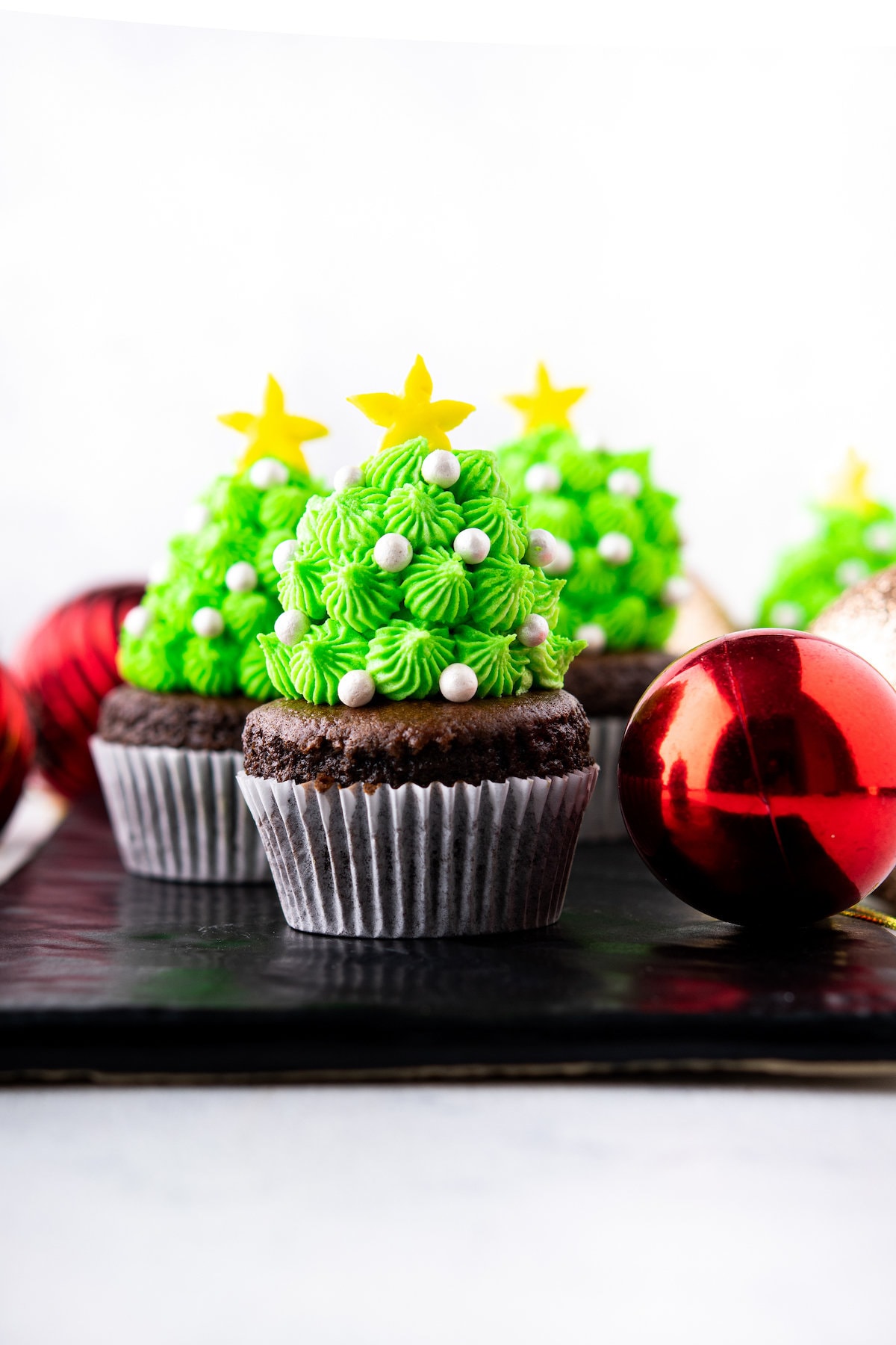 christmas strawberry cupcakes
