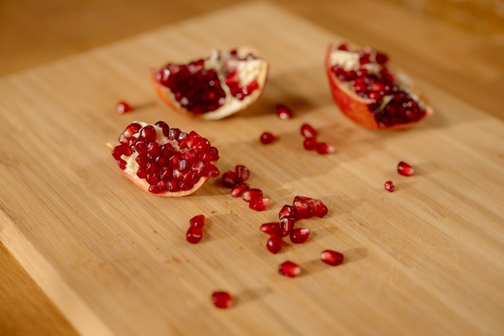 what does a pomegranate taste like