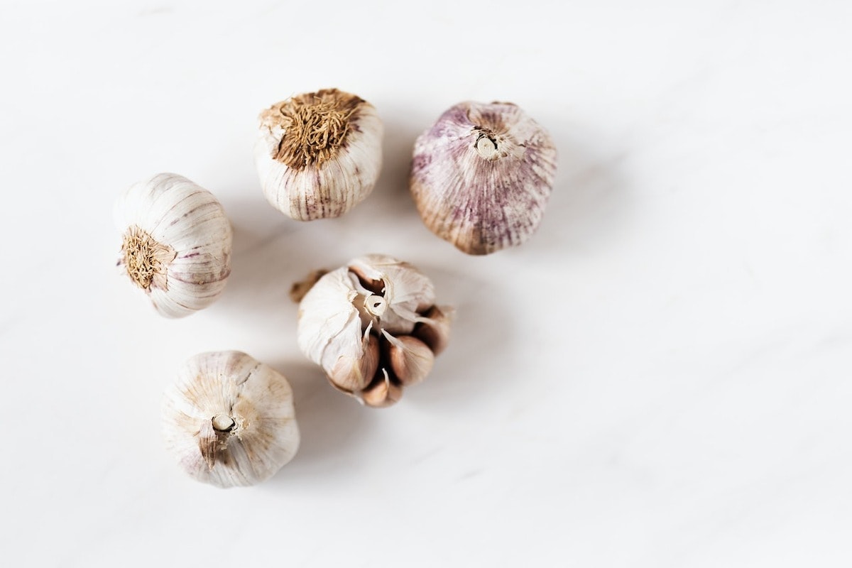 What Does Garlic Taste Like? Does Garlic Taste Good? - Food Plus Words