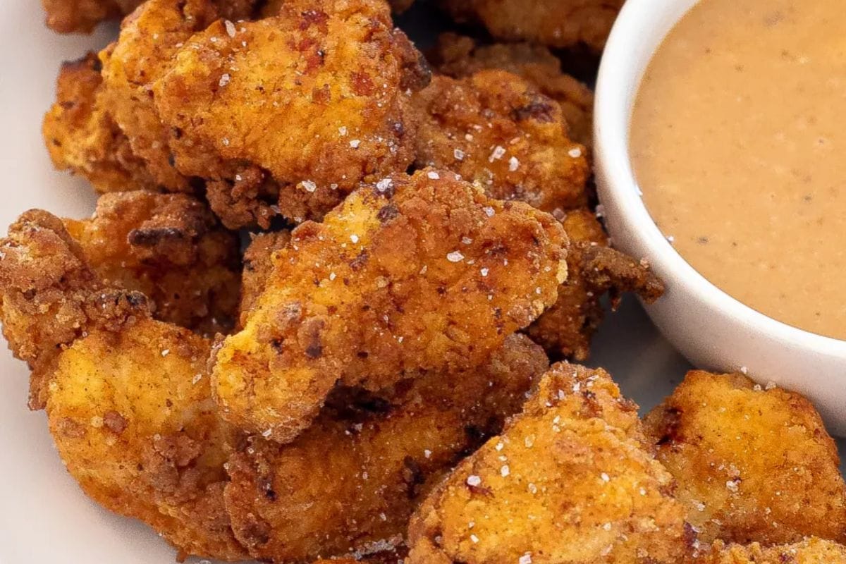 American recipes-inspired breaded chicken pieces served with dipping sauce.