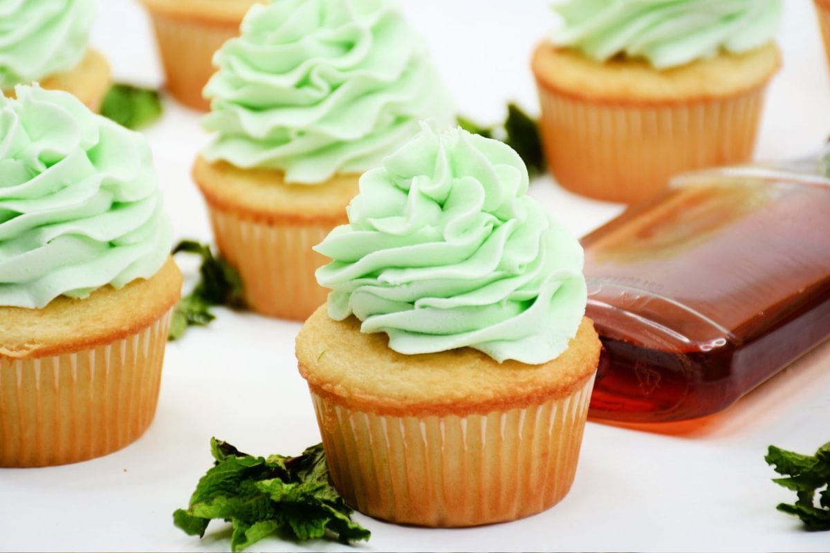 25-summer-cupcakes-that-will-take-you-to-a-tropical-island