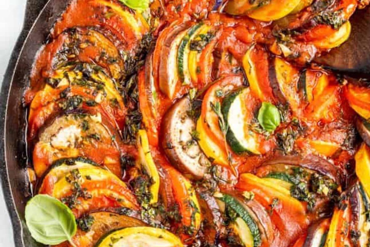 25-holiday-dinner-ideas-so-festive-they-ll-steal-the-spotlight-from