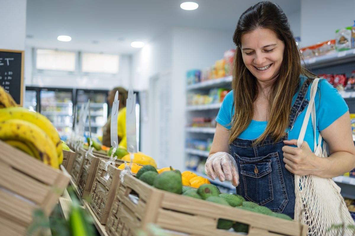 Buying fruit in a storeAlessandrobiascioli