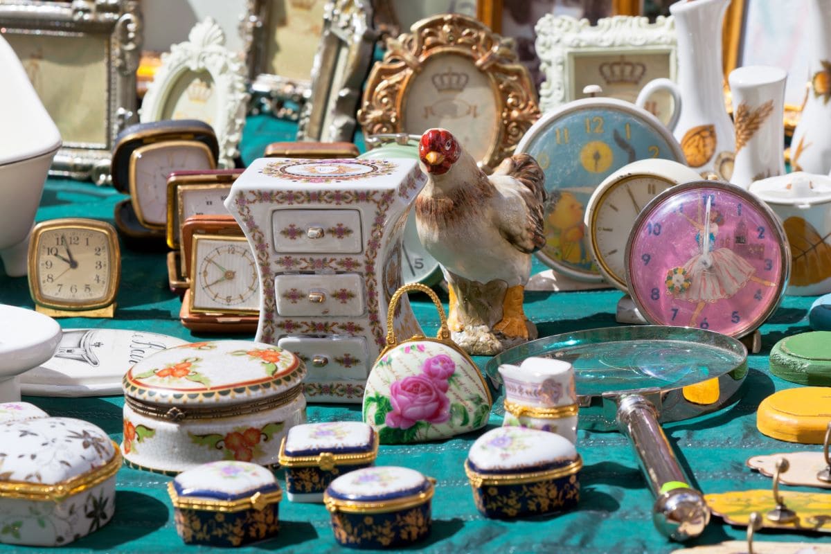 Flea marketDvoevnore