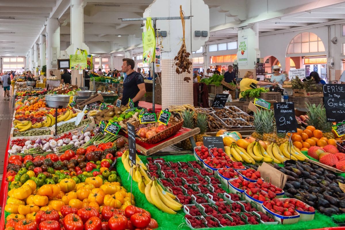 Fresh fruits in storeInfomods