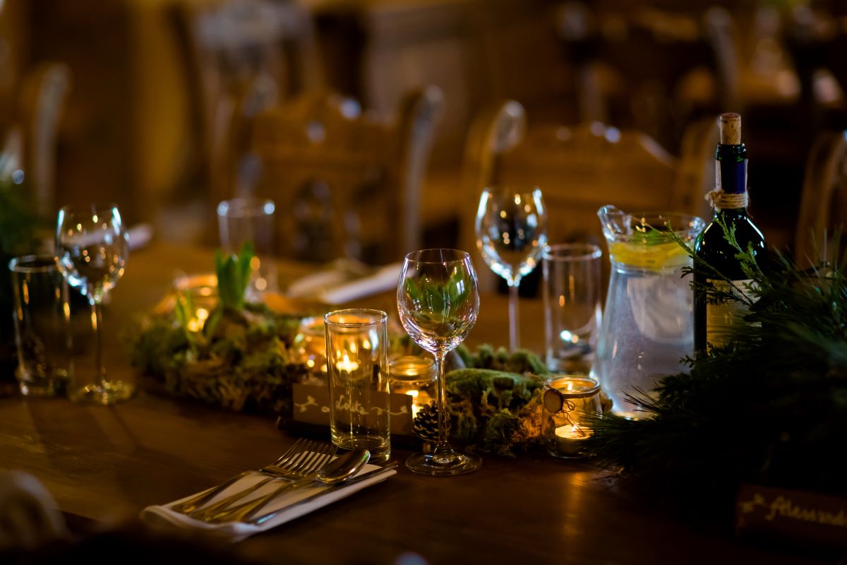 Restaurant with candle lit tablesAnnabieniek