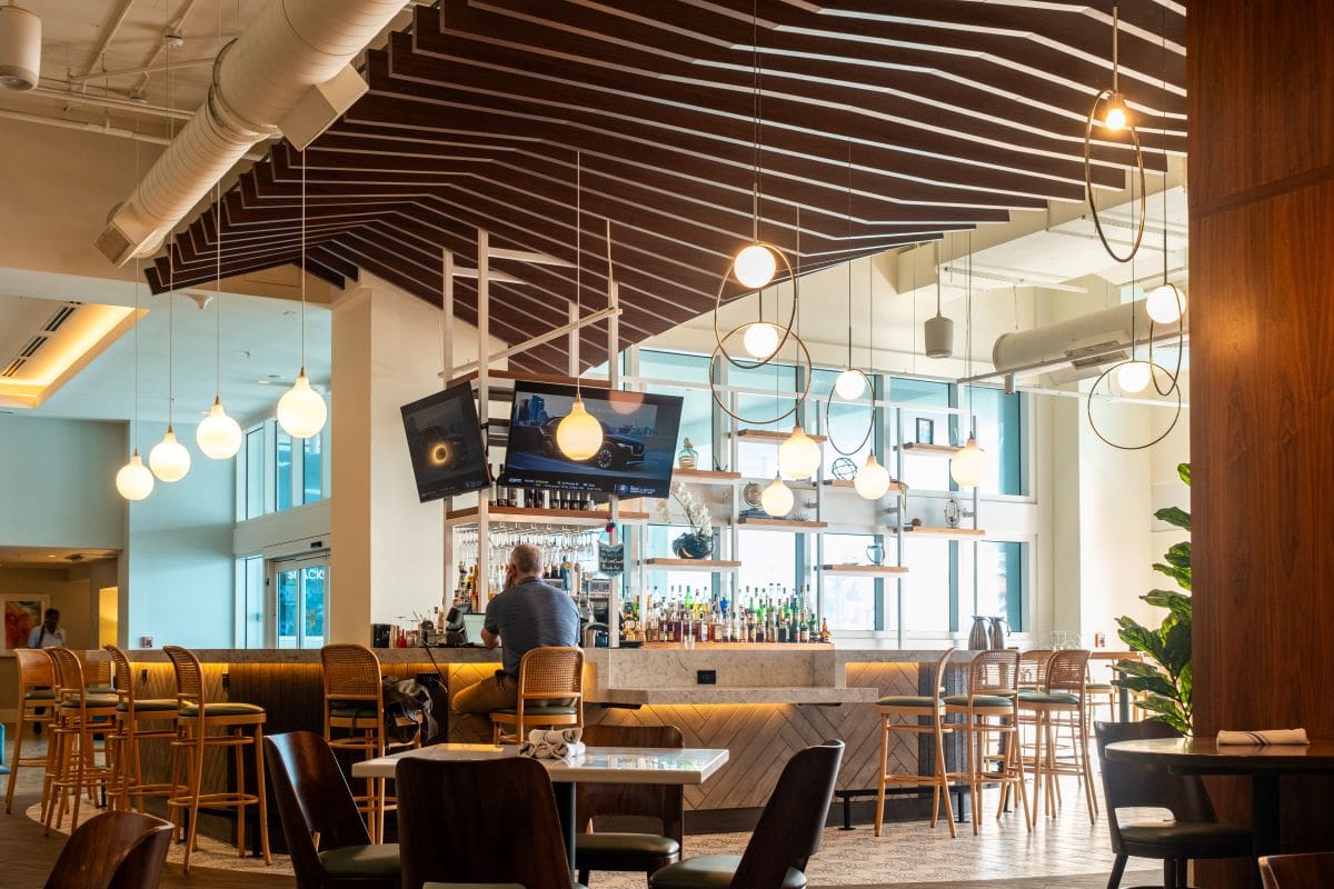 Restaurant with high ceilingDbvirago