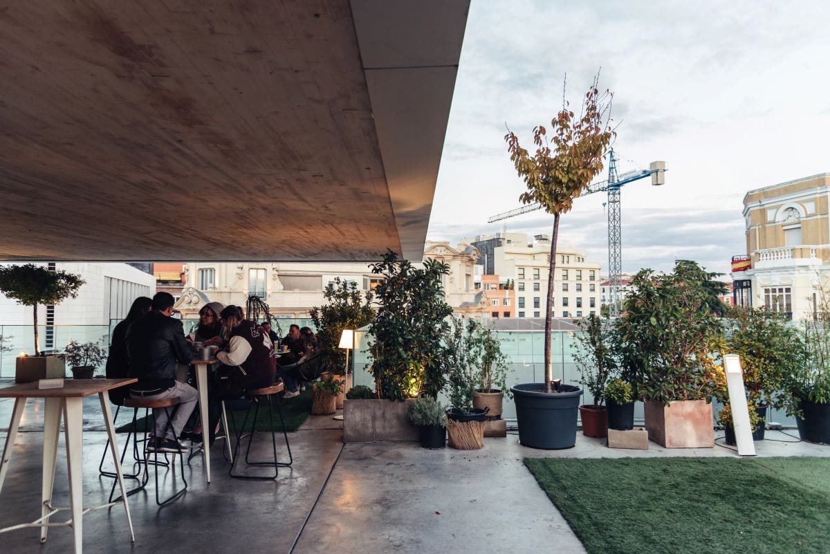 Restaurant with skylineJJfarquitectos