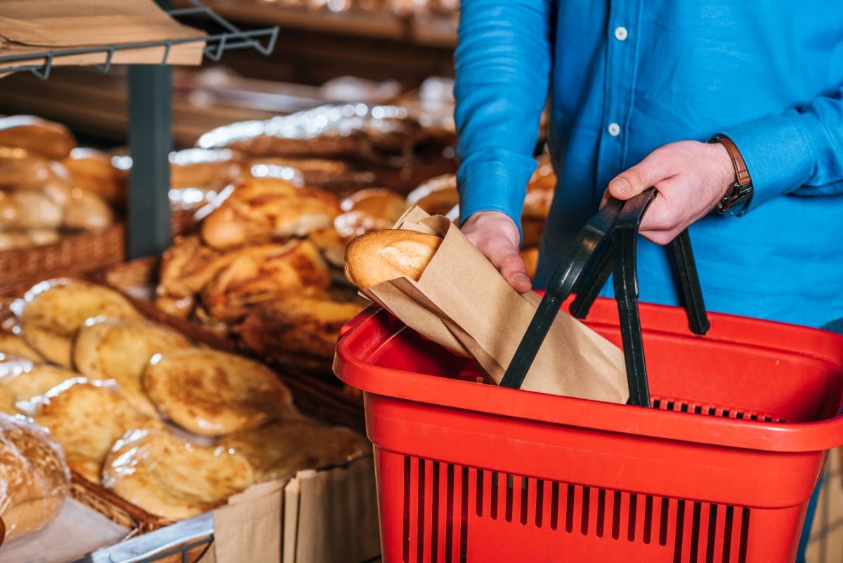 Buying bread2IgorVetusko