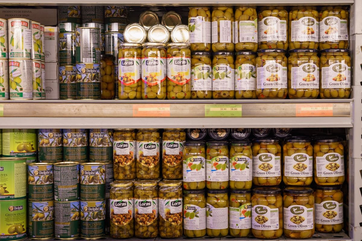 Canned goods in storeLuckyuran