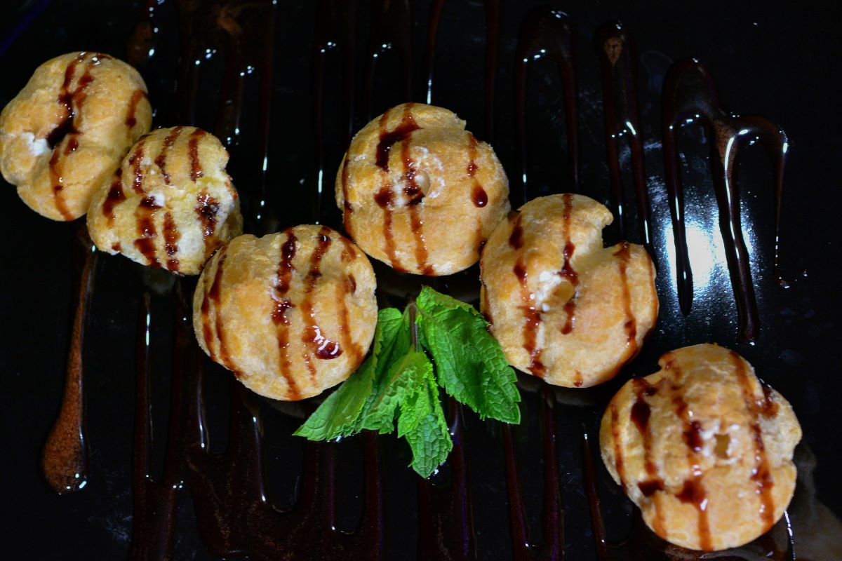 Cream Puffs with Vanilla Pastry