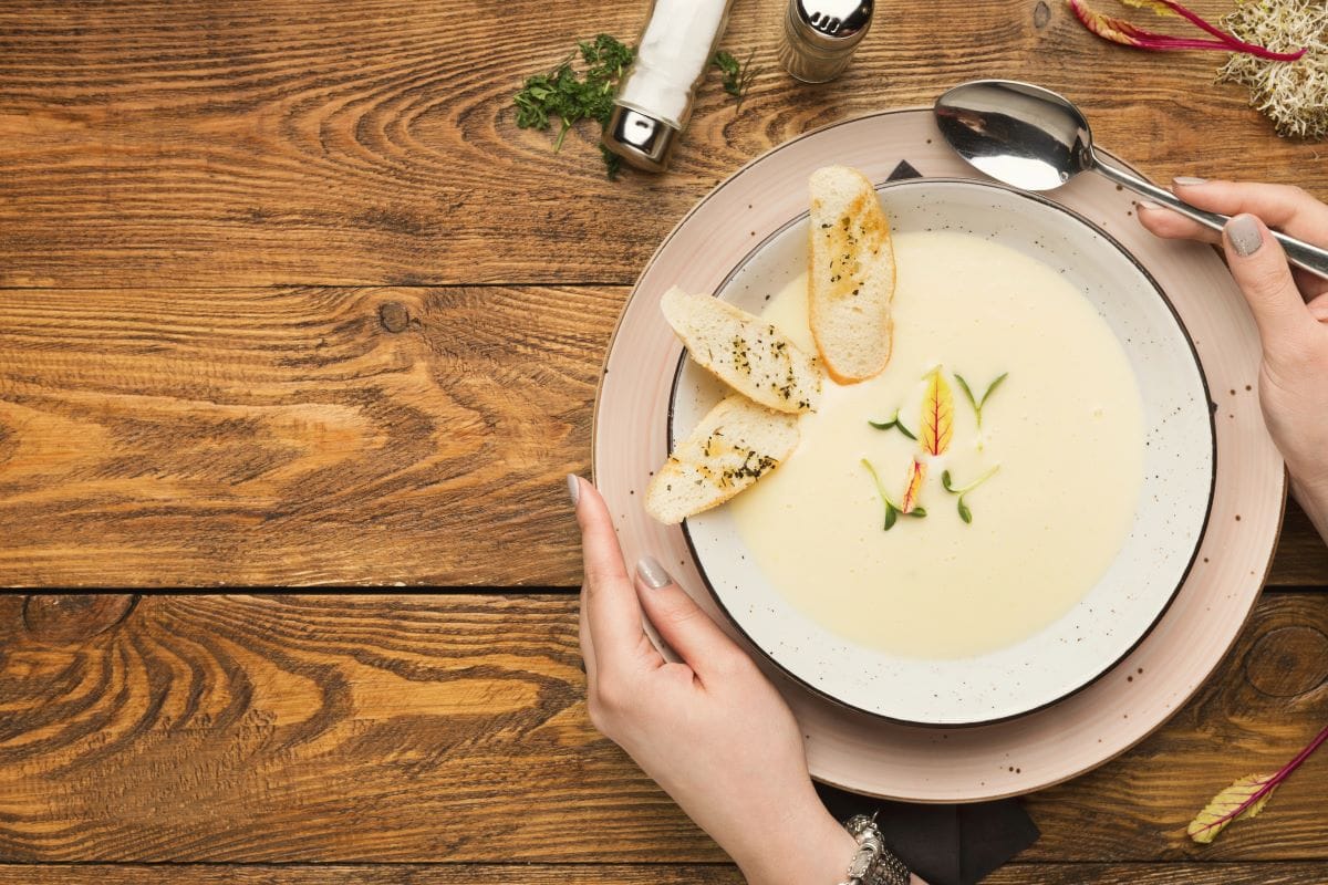 Eating soupMilkos