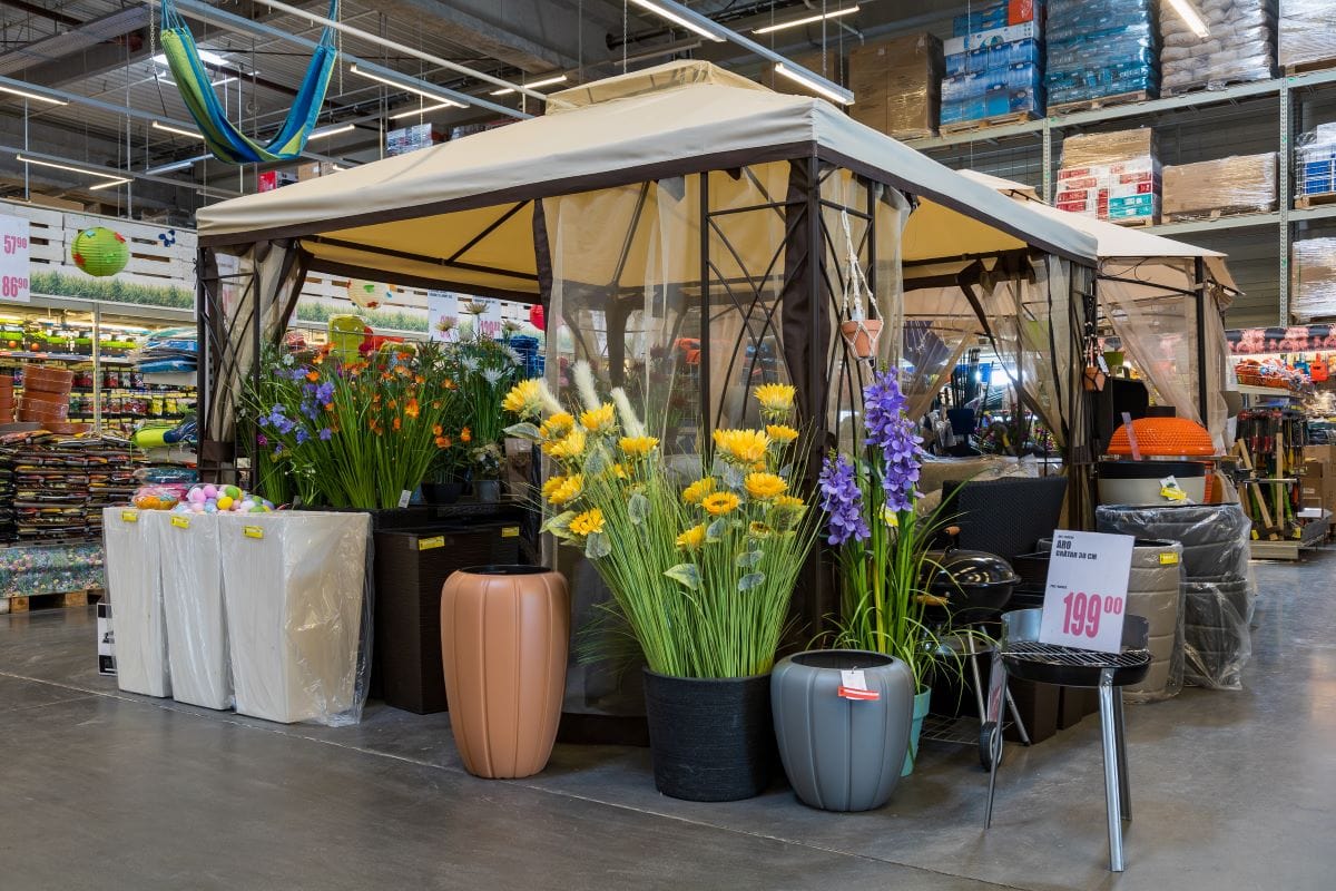 Floral department of a grocery storeLuckyuran