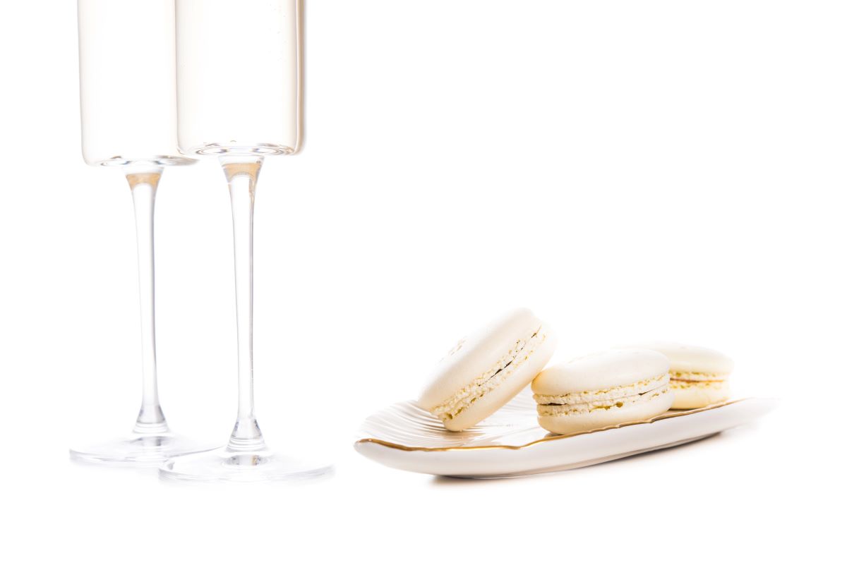 Gold Dusted Macarons with Champagne FillingManera