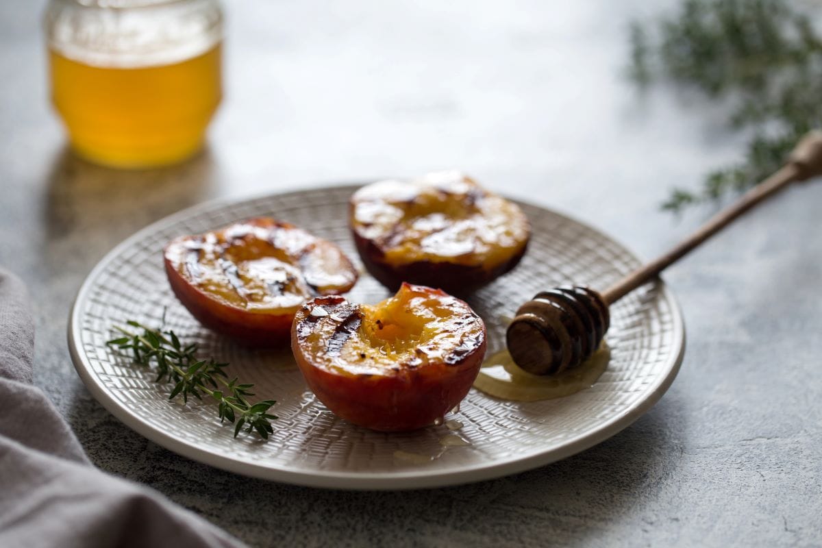 Grilled peaches with honeyG ivanna.ukr .net