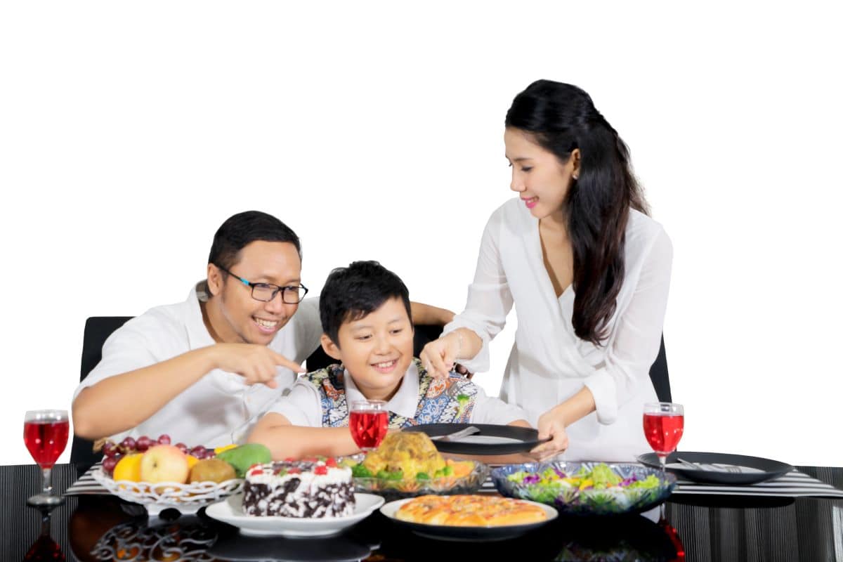 Mother serving foodRealinemedia 1