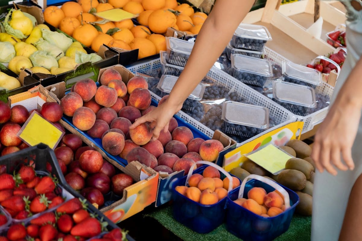 Peaches in marketVeronika GorianskaBO