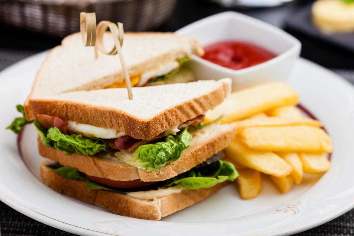 Sandwich and friesMtoome