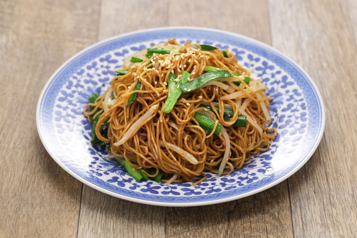 Stir Fried Noodles with Soy Sauce and Frozen VeggiesAsimojet