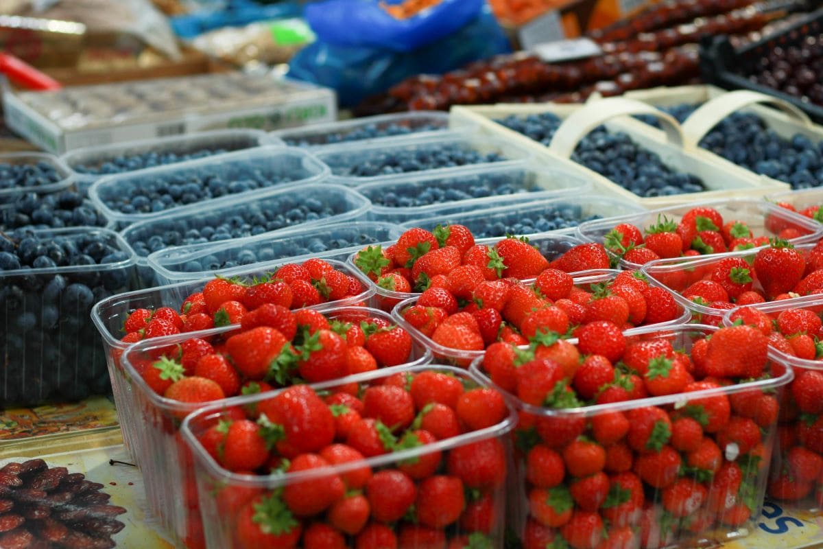 Strawberries in farmers marketKVVictory 1