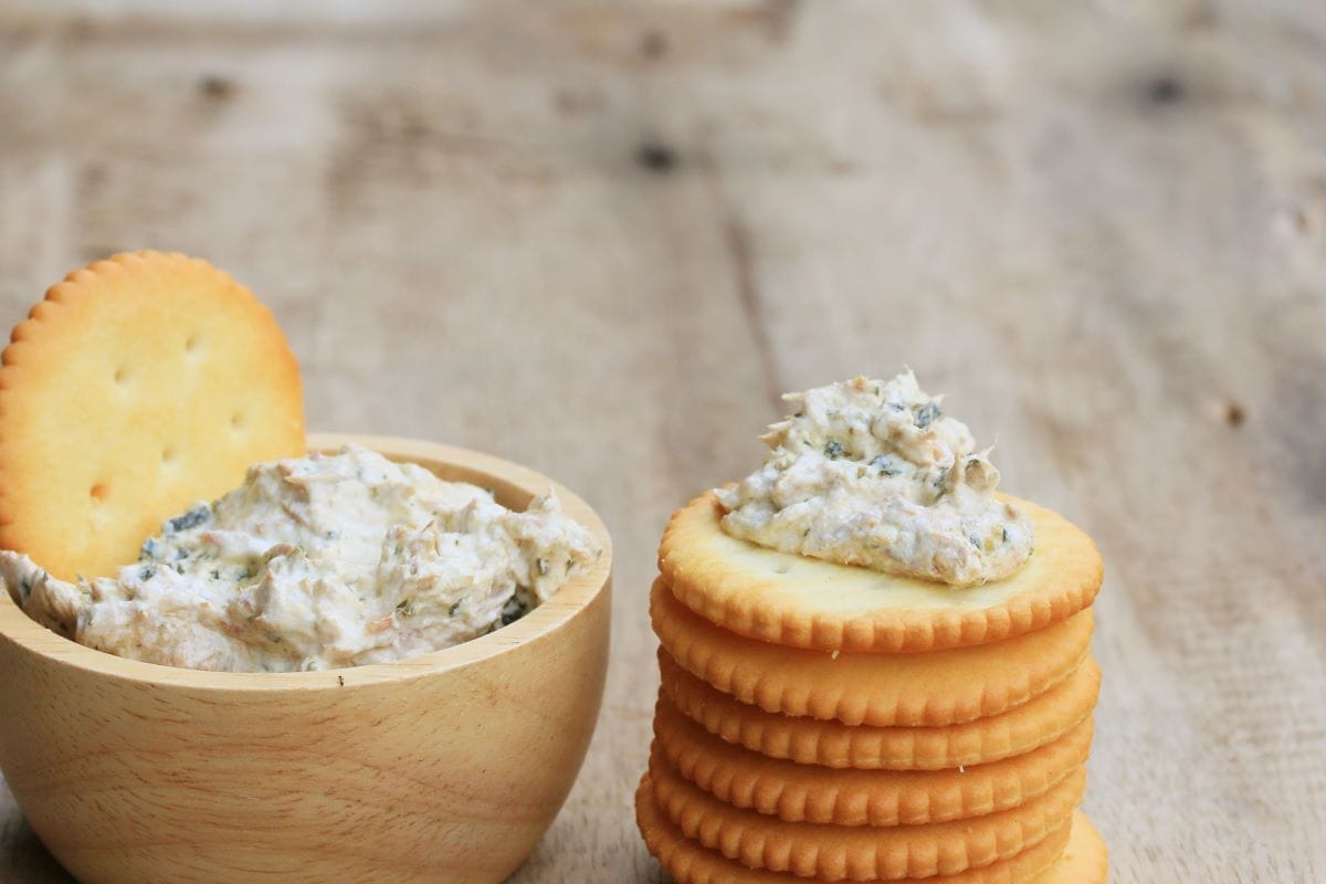 Tuna salad on crackersOilslo