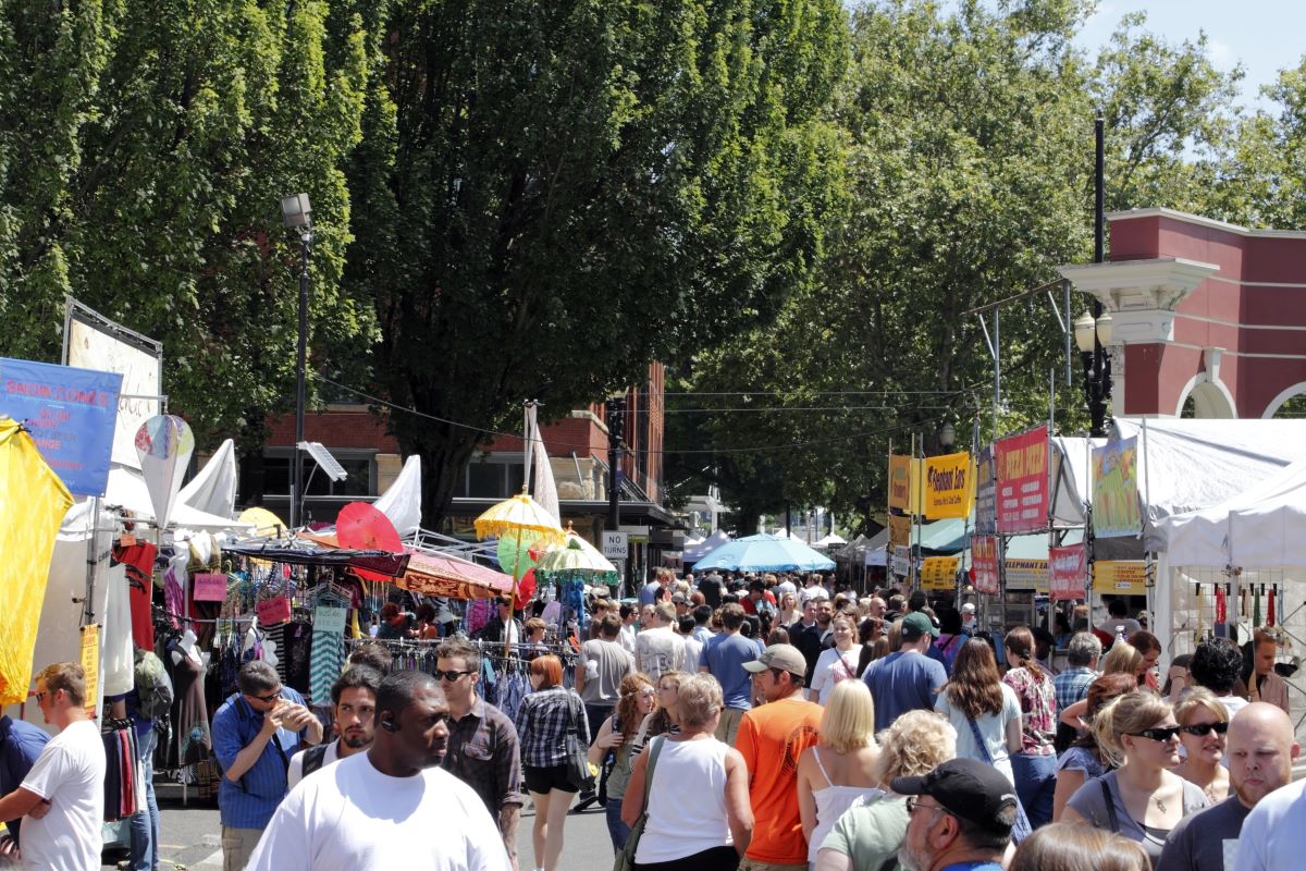 Walking round in marketSerenethos