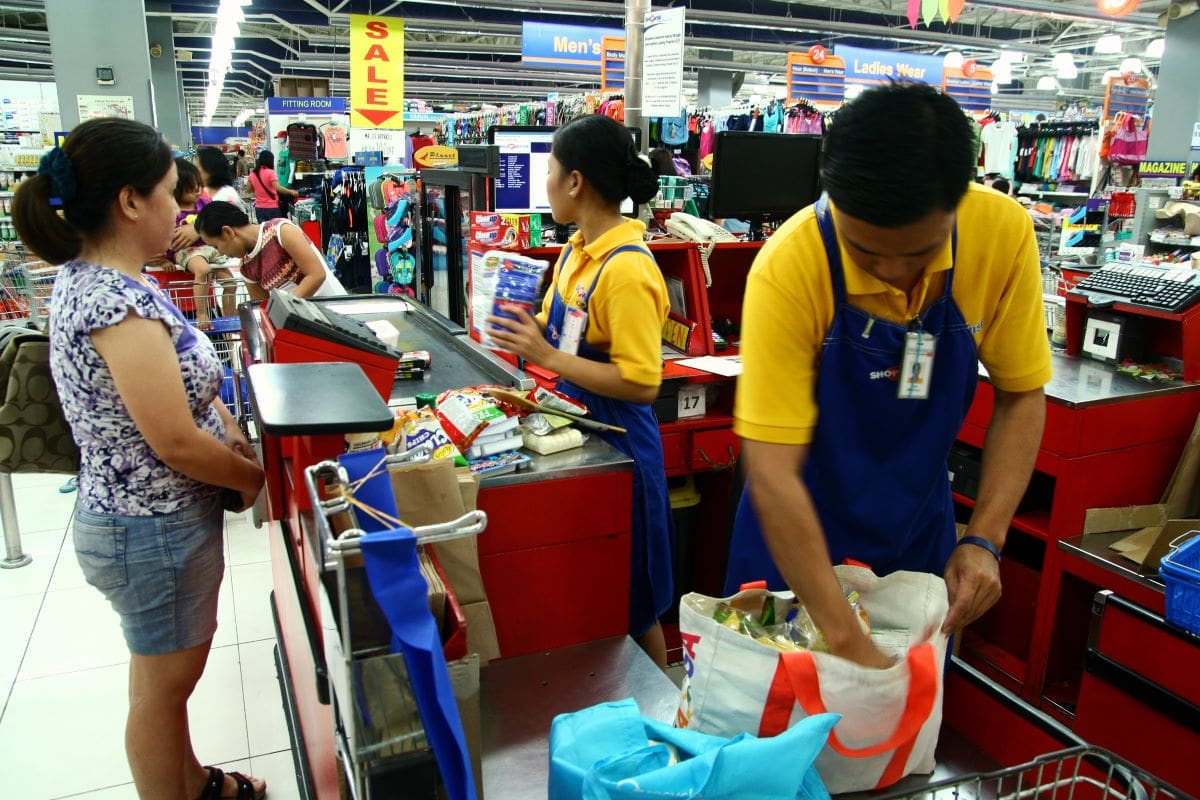 Bagging groceries for customersJunpinzon