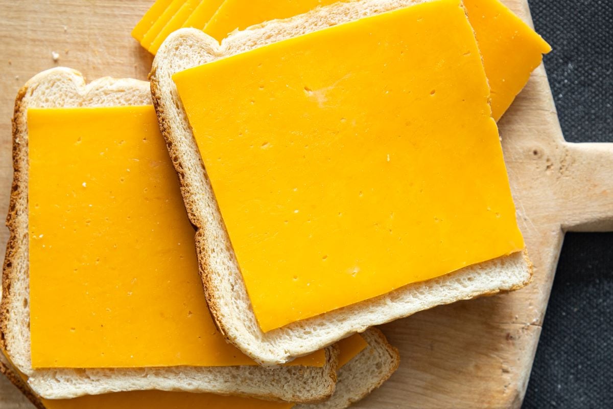 Cheddar cheese with slices breadA lesa lesa
