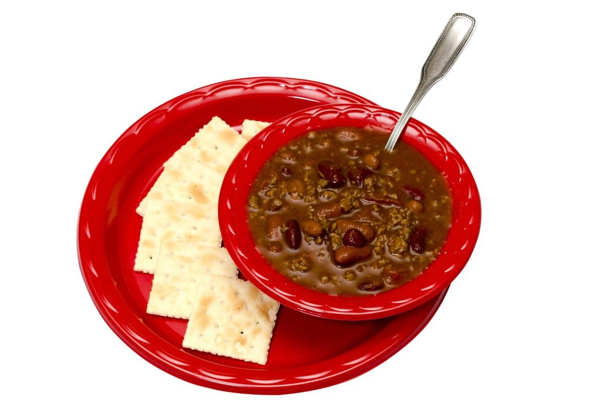 Chili with Saltine CrackersDehooks