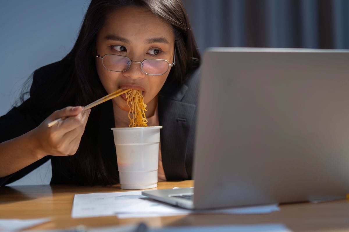 Eating and laptopThidada6242@gmail.com