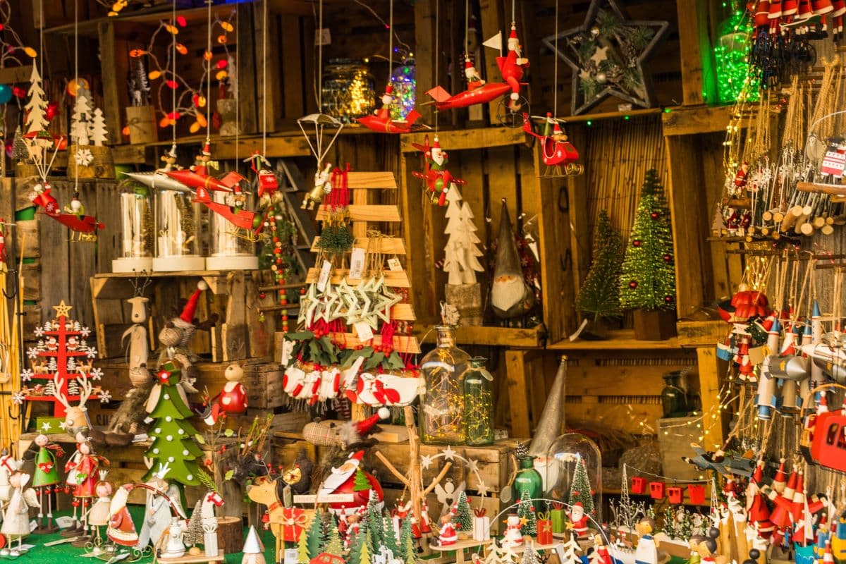 Holiday Display in storeMarcopachiega