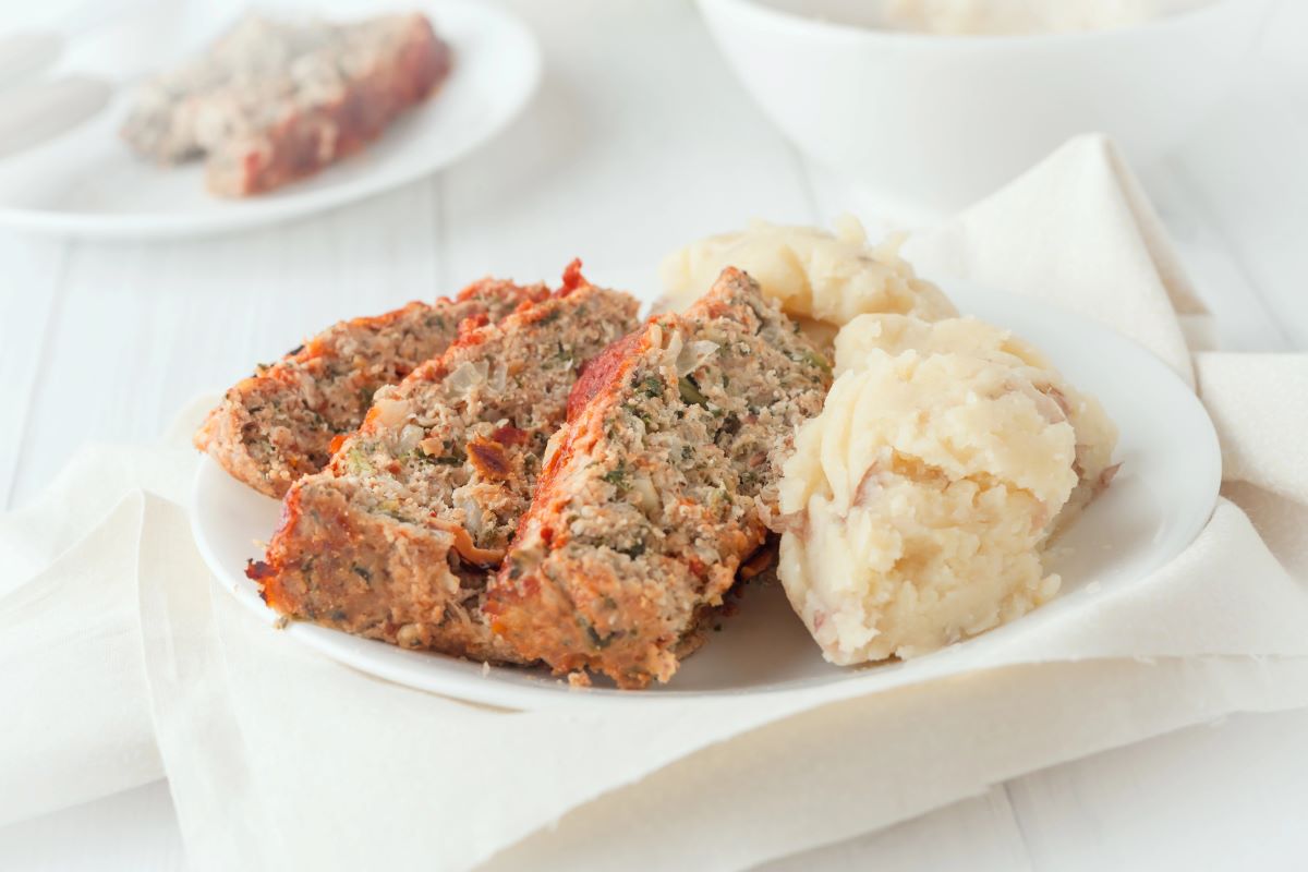 Meatloaf with Mashed PotatoesZoeytoja