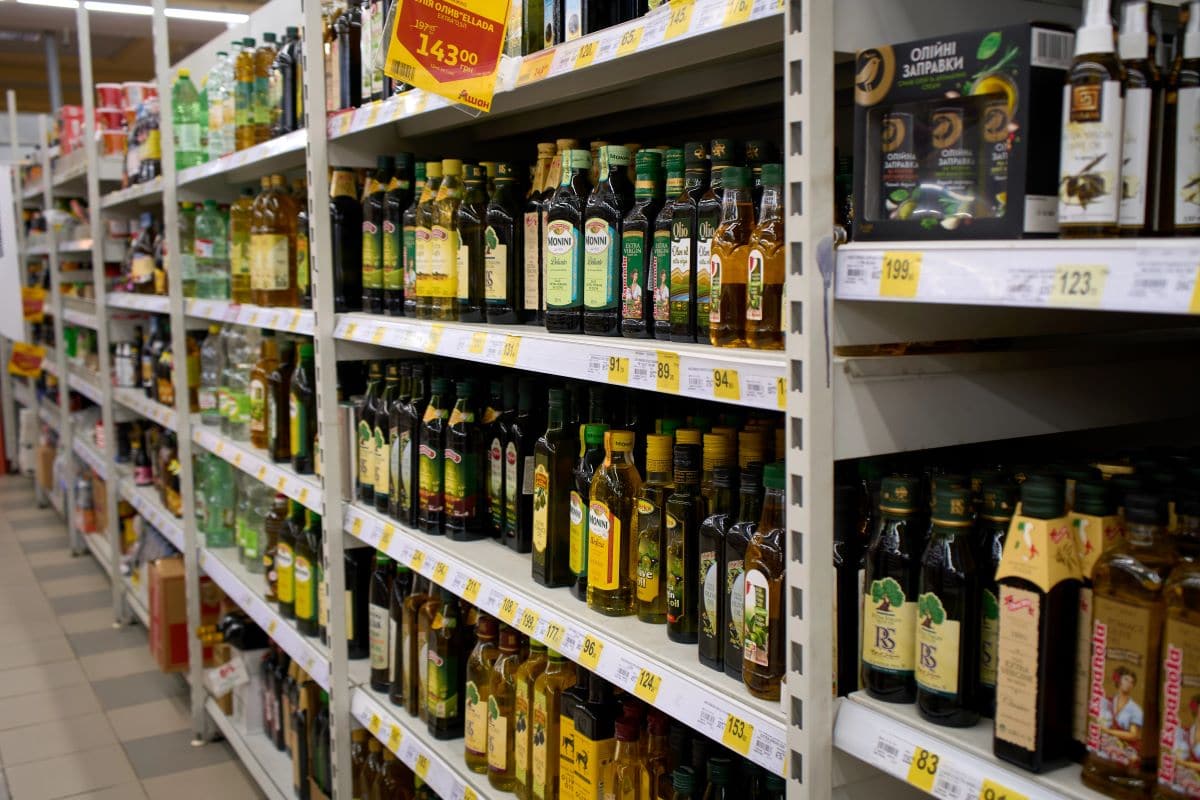 Olive oil in storeMalyarevsky.stock .gmail .com