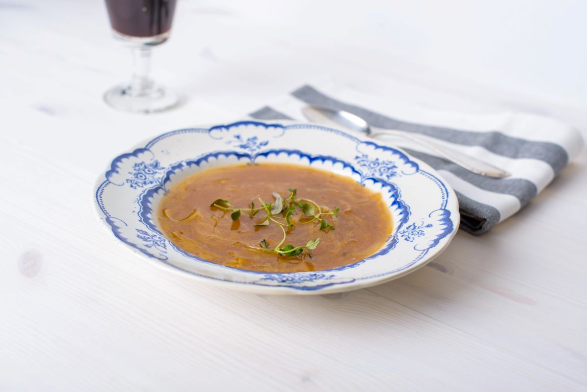 Onion soup and wineZhaz
