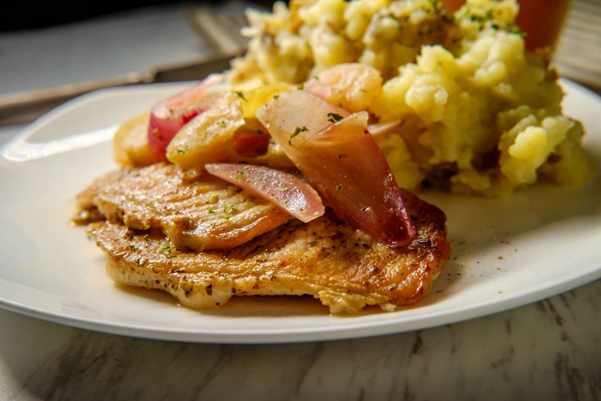 Pork Chops with ApplesauceEzumeimages